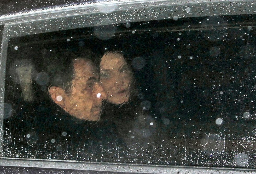 Sarkozy y Bruni, en su vehículo durante la noche electoral
